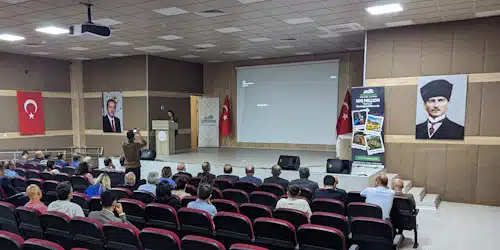 Ziyaretçi merkezi için hazırlanan taslak proje ile kurumsal kimlik seçenekleri yerel paydaşlarla tartışıldı